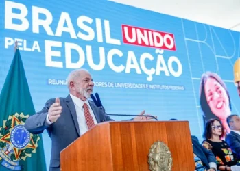 O presidente Lula se reuniu com reitores de universidades e institutos federais no Palácio do Planalto, nesta segunda-feira (10) - Foto: Ricardo Stuckert / PR