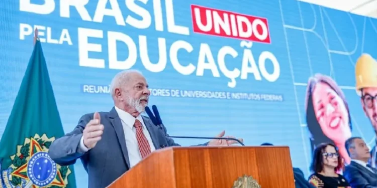 O presidente Lula se reuniu com reitores de universidades e institutos federais no Palácio do Planalto, nesta segunda-feira (10) - Foto: Ricardo Stuckert / PR O presidente Lula se reuniu com reitores de universidades e institutos federais no Palácio do Planalto, nesta segunda-feira (10) - Foto: Ricardo Stuckert / PR