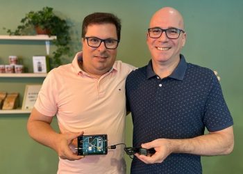 Os irmãos engenheiros Roberto e Ricardo Ramos com o dispositivo que inventaram para sincronizar semáforos - Foto; Assessoria