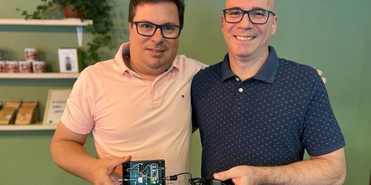 Os irmãos engenheiros Roberto e Ricardo Ramos com o dispositivo que inventaram para sincronizar semáforos - Foto; Assessoria Os irmãos engenheiros Roberto e Ricardo Ramos com o dispositivo que inventaram para sincronizar semáforos - Foto; Assessoria