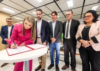 O governador Eduardo Leite assinou a concessão com a diretora executiva Juliane Nunes e a secretária de Meio Ambiente e Infraestrutura, Marjorie Kauffmann. - Crédito Fotográfico: Arquivo governo RS