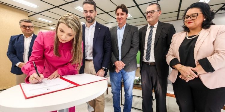 O governador Eduardo Leite assinou a concessão com a diretora executiva Juliane Nunes e a secretária de Meio Ambiente e Infraestrutura, Marjorie Kauffmann. - Crédito Fotográfico: Arquivo governo RS O governador Eduardo Leite assinou a concessão com a diretora executiva Juliane Nunes e a secretária de Meio Ambiente e Infraestrutura, Marjorie Kauffmann. - Crédito Fotográfico: Arquivo governo RS