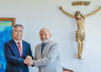 Lula e Li Xi concordaram sobre a intenção de seguir intensificando a cooperação bilateral, em particular nas áreas de investimentos e desenvolvimento tecnológico - Foto: Ricardo Stuckert/PR