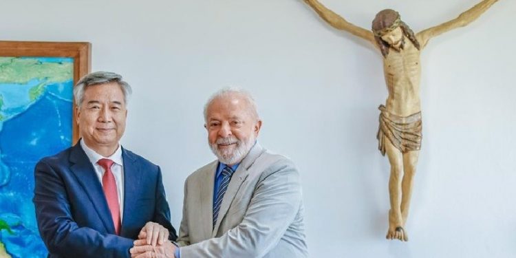 Lula e Li Xi concordaram sobre a intenção de seguir intensificando a cooperação bilateral, em particular nas áreas de investimentos e desenvolvimento tecnológico - Foto: Ricardo Stuckert/PR