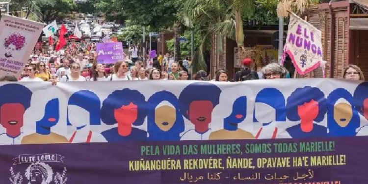 Passeata pelas ruas do centro de Foz recebeu apoio de comerciárias e de moradores que estavam em lojas. - Fotos: Marcos Labanca Passeata pelas ruas do centro de Foz recebeu apoio de comerciárias e de moradores que estavam em lojas. - Fotos: Marcos Labanca