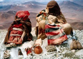 Duas das crianças encontradas no cume do Llullaillaco, a donzela e o menino, junto com seus artefatos.