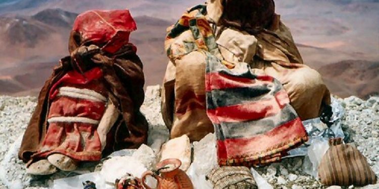 Duas das crianças encontradas no cume do Llullaillaco, a donzela e o menino, junto com seus artefatos. Duas das crianças encontradas no cume do Llullaillaco, a donzela e o menino, junto com seus artefatos.