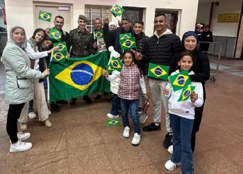 Alguns dos integrantes do grupo de repatriados e funcionários da embaixada brasileira no Egito. Foto: GOV BR