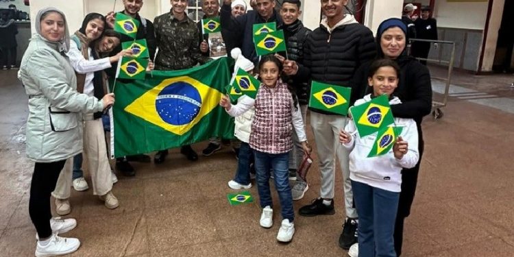 Alguns dos integrantes do grupo de repatriados e funcionários da embaixada brasileira no Egito. Foto: GOV BR