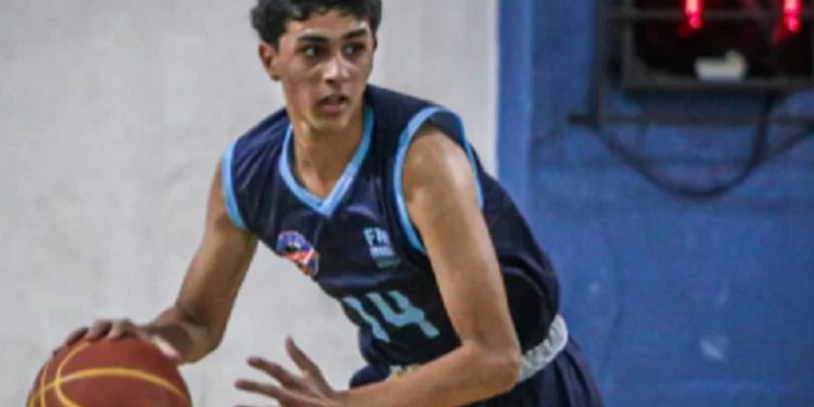 O adolescente atua no time de basquete de Balneário Camboriú–SC O adolescente atua no time de basquete de Balneário Camboriú–SC