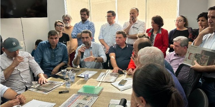 Reunião em Londrina reuniu autoridades estaduais e dos municípios que compõem a Amepar. Foto: Giovana Oliveira da Silva / Itaipu Binacional Reunião em Londrina reuniu autoridades estaduais e dos municípios que compõem a Amepar. Foto: Giovana Oliveira da Silva / Itaipu Binacional