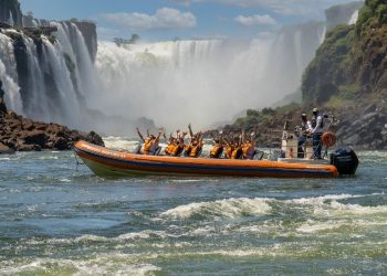 O barco chega bem perto das quedas d´água gerando uma grande adrenalina. Foto: Macos Labanca