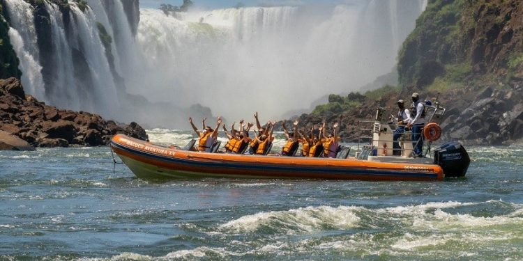 O barco chega bem perto das quedas d´água gerando uma grande adrenalina. Foto: Macos Labanca O barco chega bem perto das quedas d´água gerando uma grande adrenalina. Foto: Macos Labanca