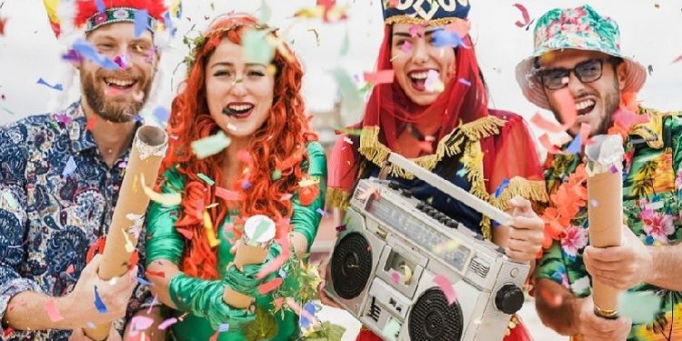 Aglomeração no Carnaval e praias cheias favorecem o contágio por viroses. - Crédito das fotos: Divulgação Aglomeração no Carnaval e praias cheias favorecem o contágio por viroses. - Crédito das fotos: Divulgação