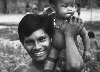 Pai e filho Tapirapé, do tronco linguístico Tupi-Guarani /
Foto: Povos Indígenas do Brasil