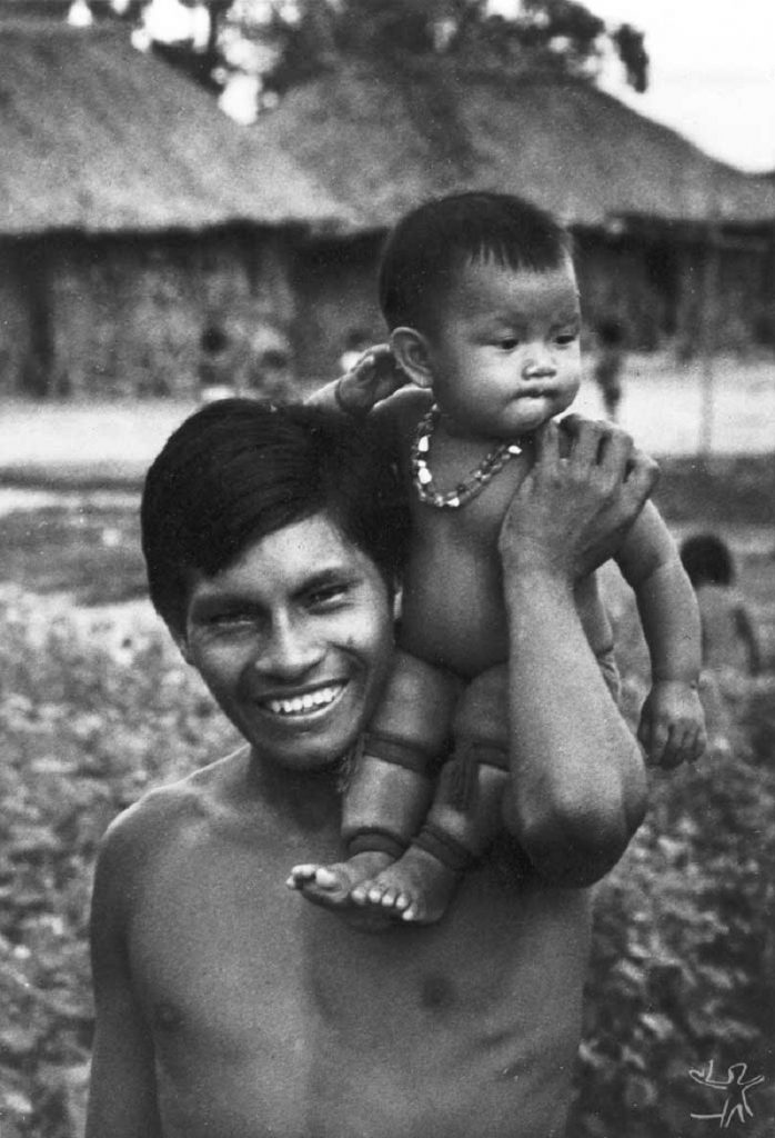 Pai e filho Tapirapé, do tronco linguístico Tupi-Guarani /
Foto: Povos Indígenas do Brasil Pai e filho Tapirapé, do tronco linguístico Tupi-Guarani /
Foto: Povos Indígenas do Brasil