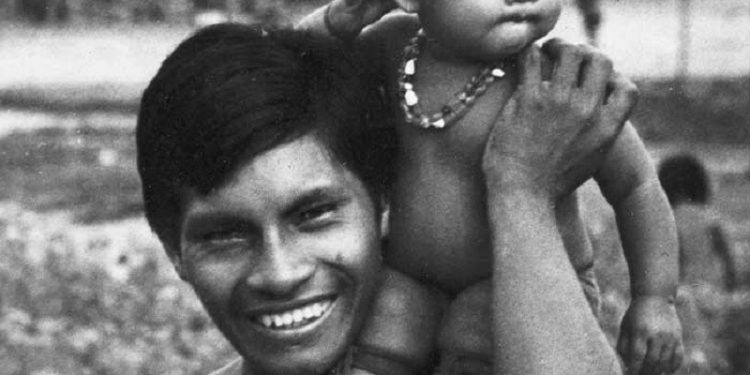 Pai e filho Tapirapé, do tronco linguístico Tupi-Guarani /
Foto: Povos Indígenas do Brasil Pai e filho Tapirapé, do tronco linguístico Tupi-Guarani /
Foto: Povos Indígenas do Brasil