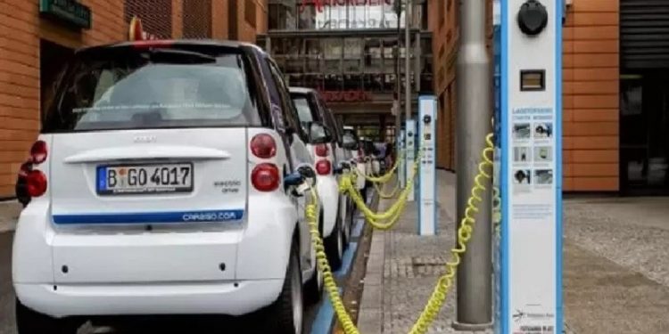 No Japão, encontrar uma tomada para o carro tornou-se mais fácil do que encontrar uma bomba de combustível. Foto: Reprodução Foto: Reprodução