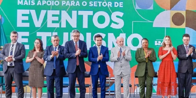 Presidente Lula, ministros e autoridades durante a cerimônia de sanção do Projeto de Lei que retoma e reformula incentivos do Perse - Foto: Ricardo Stuckert / PR Presidente Lula, ministros e autoridades durante a cerimônia de sanção do Projeto de Lei que retoma e reformula incentivos do Perse - Foto: Ricardo Stuckert / PR
