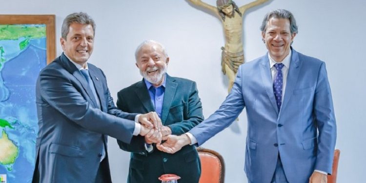 Massa, Lula e Haddad conversaram sobre alternativas para o comércio bilateral entre Brasil e Argentina - Foto: Ricardo Stuckert/PR