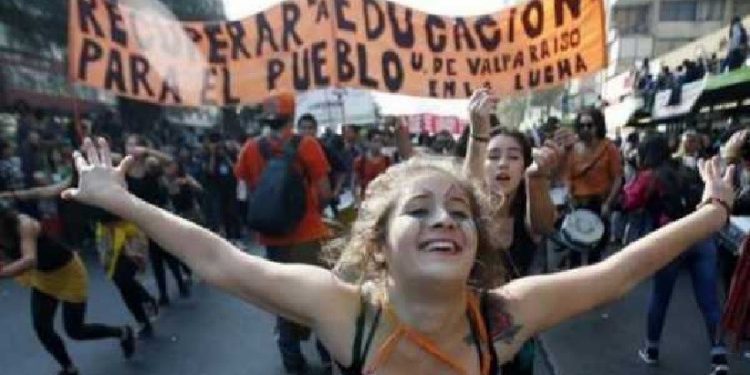 A pressão das ruas que forçou a mudança de paradigma na educação do país. Foto: Reprodução Foto: Reprodução