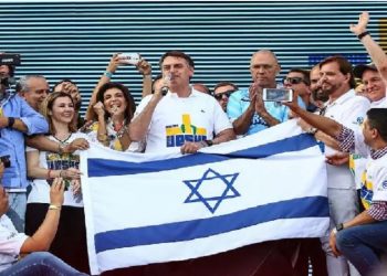 Bolsonaro exibe bandeira de Israel na Marcha para Jesus Foto: Newton Menezes / Futura Press