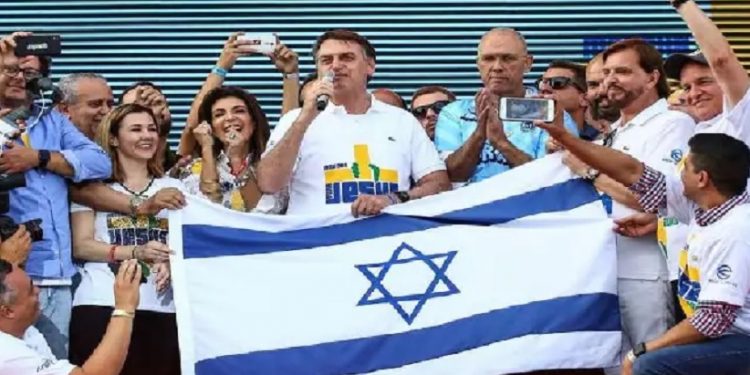 Bolsonaro exibe bandeira de Israel na Marcha para Jesus Foto: Newton Menezes / Futura Press