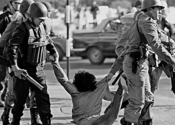 Policiais agredindo um civil - Wikimedia Commons