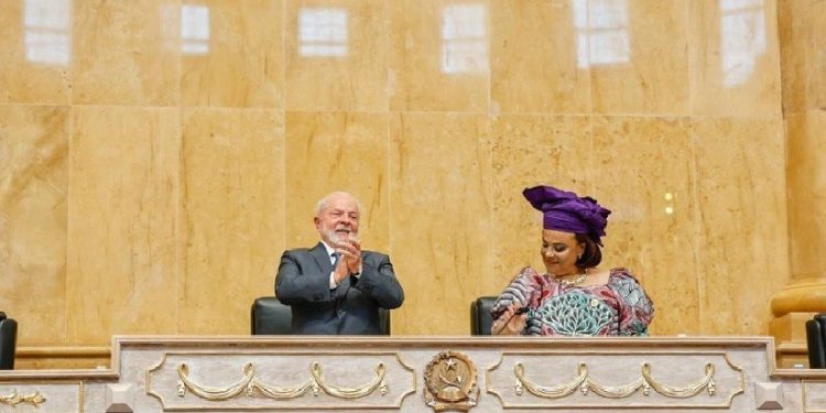 O presidente Lula e Carolina Cerqueira, presidente da Assembleia Nacional de Angola. Foto: Ricardo Stuckert / PR O presidente Lula e Carolina Cerqueira, presidente da Assembleia Nacional de Angola. Foto: Ricardo Stuckert / PR