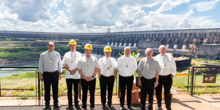 Na foto, na quinta posição, o bispo Dom Sergio de Deus Borges, que ciceroneou a comitiva. Fotos: Sara Cheida/Itaipu Binacional Na foto, na quinta posição, o bispo Dom Sergio de Deus Borges, que ciceroneou a comitiva. Fotos: Sara Cheida/Itaipu Binacional