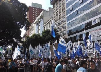 Mar de bandeiras toma a Avenida 9 de Julho na concentração antes da marcha. - Foto: Aline Gatto Boueri / Opera Mundi