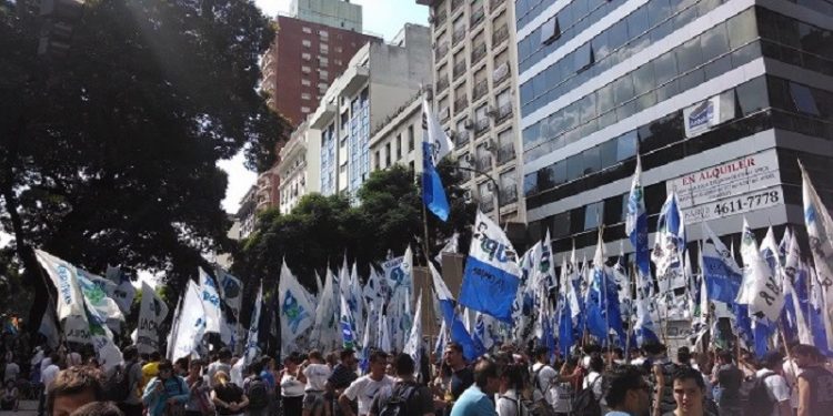 Mar de bandeiras toma a Avenida 9 de Julho na concentração antes da marcha. - Foto: Aline Gatto Boueri / Opera Mundi Mar de bandeiras toma a Avenida 9 de Julho na concentração antes da marcha. - Foto: Aline Gatto Boueri / Opera Mundi