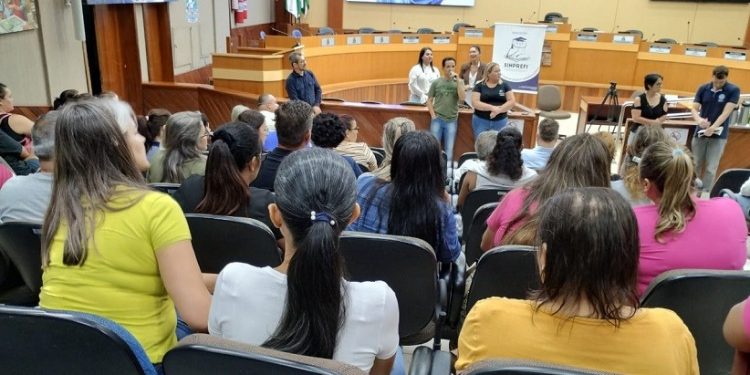 Sinprefi e Sismufi conduziram assembleia conjunta que deliberou pela retirada do projeto da reforma da previdência. (Foto Assessoria Sismufi) Sinprefi e Sismufi conduziram assembleia conjunta que deliberou pela retirada do projeto da reforma da previdência. (Foto Assessoria Sismufi)