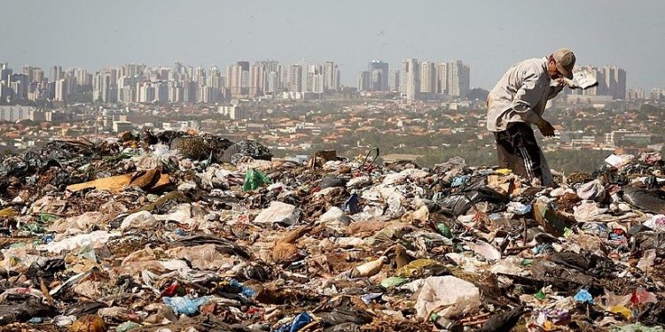 Sem emprego, pós-crise reforça posição social de ricos e pobres no Brasil - Foto: Sergio LIMA / AFP Sem emprego, pós-crise reforça posição social de ricos e pobres no Brasil - Foto: Sergio LIMA / AFP