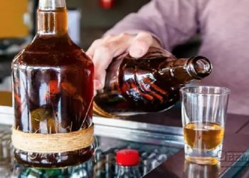 A cachaça tem uma coloração marrom e um odor que dá água na boca, segundo os apreciadores da bebida
