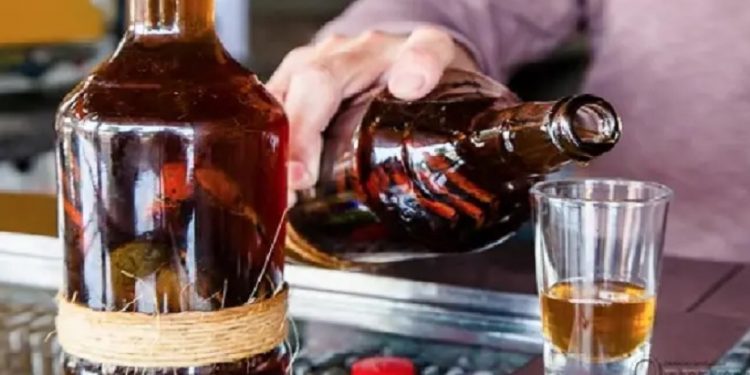A cachaça tem uma coloração marrom e um odor que dá água na boca, segundo os apreciadores da bebida