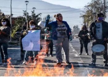 Créditos da foto: Na periferia da capital, Santiago, os moradores têm tomado as ruas: ''Prefiro morrer de Covid-19 do que de fome'' (AFP)