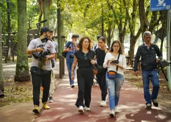 Equipe no set de filmagem, na Avenida Paraná. Foto: Marcos Labanca