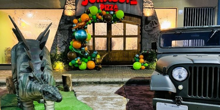 Este mês, a Jurassic Pizza comemora 4 anos de funcionamento em Foz do Iguaçu, com expansão em andamento na fronteira e em Curitiba. (Foto Assessoria) Este mês, a Jurassic Pizza comemora 4 anos de funcionamento em Foz do Iguaçu, com expansão em andamento na fronteira e em Curitiba. (Foto Assessoria)