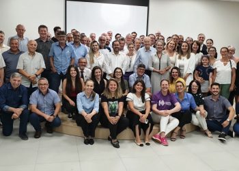 Diretores, conselheiros e convidados na Assembleia Geral Ordinária da ACIFI -  Foto divulgação