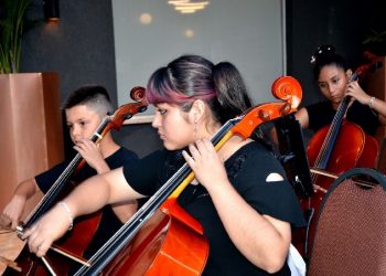 Orquestra de Cordas do Projeto Reciclando Sonhos, da AFA - Associação Fraternidade Aliança, que ajuda crianças e jovens em estado de vulnerabilidade, emocionou os hóspedes do DoubleTree by Hilton Foz