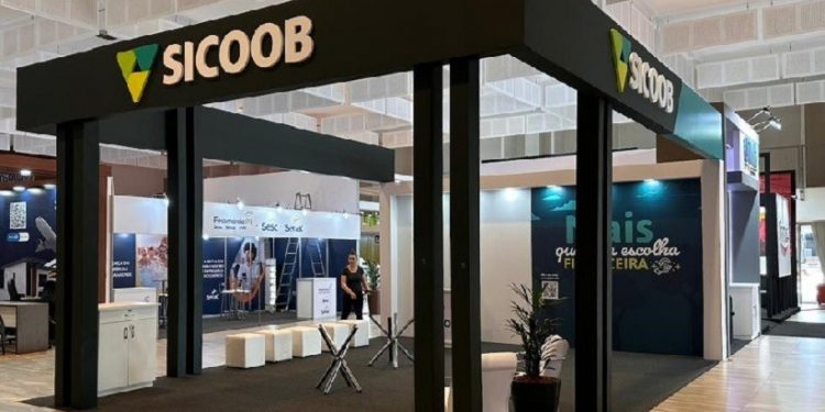 Arrojado estande do Sicoob na Expomed é um projeto e estrutura da Map Eventos - foto: Divulgação Arrojado estande do Sicoob na Expomed é um projeto e estrutura da Map Eventos - foto: Divulgação