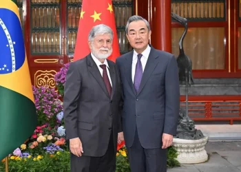 Celso Amorim e Wang Yi, diplomatas de Brasil e China. Foto: X/Reprodução