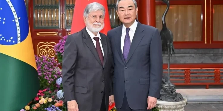 Celso Amorim e Wang Yi, diplomatas de Brasil e China. Foto: X/Reprodução