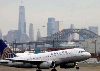 Avião da United decola de aeroporto com Nova York ao fundo - Foto: Chris Helgren / Reuters