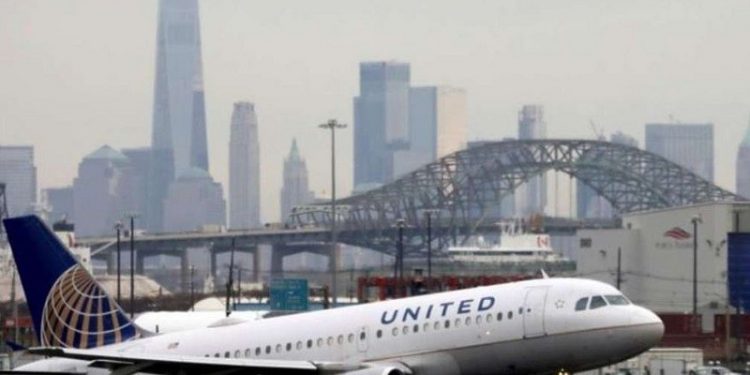 Avião da United decola de aeroporto com Nova York ao fundo - Foto: Chris Helgren / Reuters Avião da United decola de aeroporto com Nova York ao fundo - Foto: Chris Helgren / Reuters
