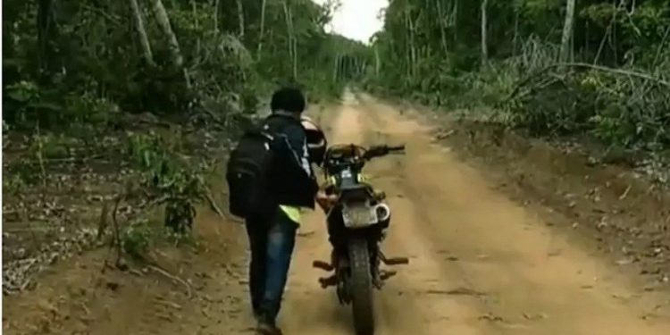 Farato conta que precisou empurrar a moto por mais de 2h. — Foto: Arquivo Pessoal Farato conta que precisou empurrar a moto por mais de 2h. — Foto: Arquivo Pessoal