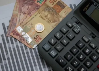 A atividade econômica tem crescido de forma constante, superando as expectativas, refletindo fatores favoráveis de demanda e oferta", diz parte do texto. Imagem: Marcello Casal/Agência Brasil.