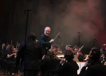 Edilson Ventureli rege Orquestra Sinfônica Heliópolis durante concerto no Teatro B32.