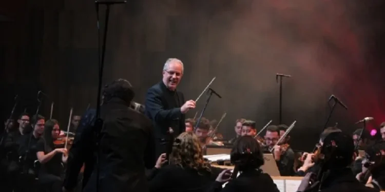 Edilson Ventureli rege Orquestra Sinfônica Heliópolis durante concerto no Teatro B32. Edilson Ventureli rege Orquestra Sinfônica Heliópolis durante concerto no Teatro B32.